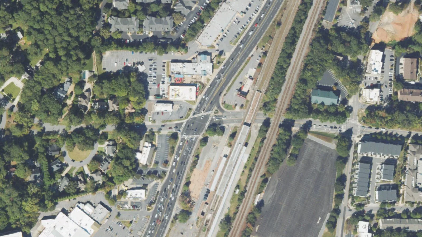 Peachtree Road and Dresden Drive beside the Brookhaven/Oglethorpe MARTA station, from the air, near Brookhaven City Centre at 4001 Peachtree Road NE. The picture does not show the area as it is today.